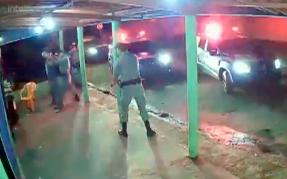 Homem &eacute; agredido pela PM com tapa na cara durante abordagem em distribuidora de Trindade, Goi&aacute;s &mdash; Foto: Reprodu&ccedil;&atilde;o/TV Anhanguera