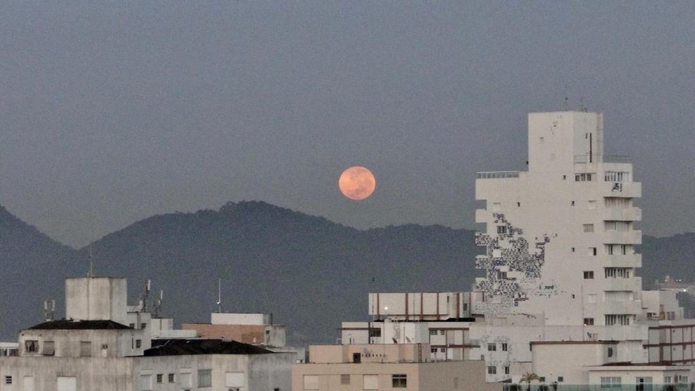 'Lua de sangue' pôde ser vista entre nesta quarta-feira (26) — Foto: Vanessa Rodrigues/Jornal A Tribuna