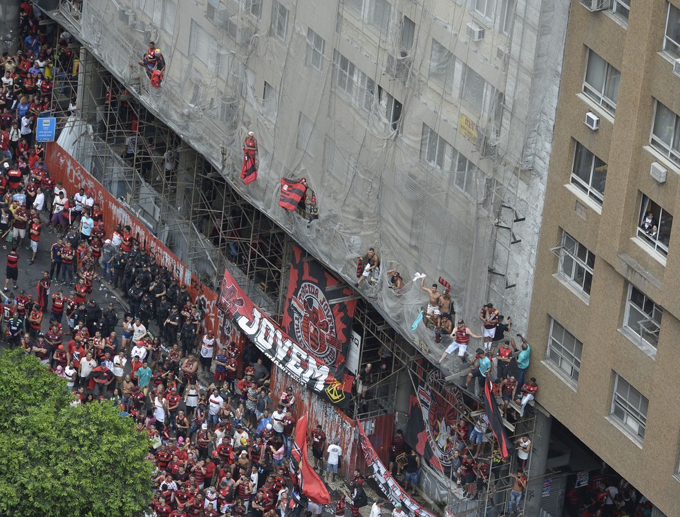 A obra no prédio virou camarote — Foto: André Durão