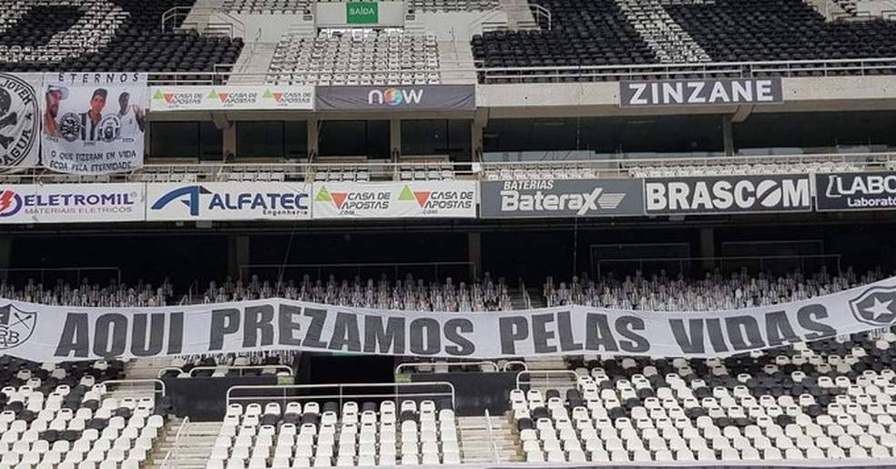 A faixa que causou polêmica no clássico entre Botafogo e Flamengo — Foto: Reprodução