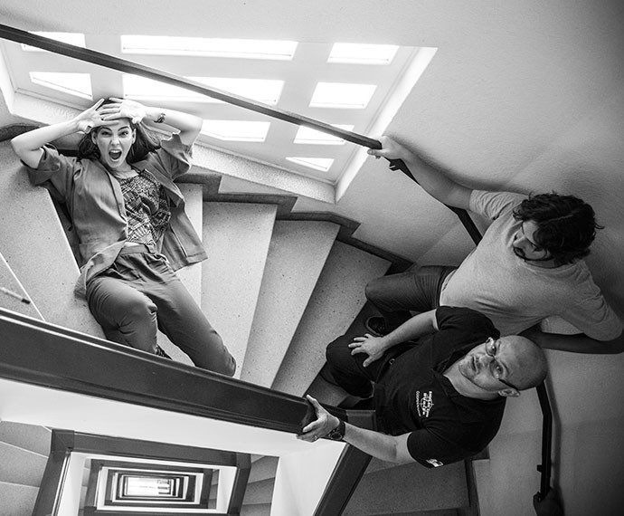 Tainá Müller nos bastidores da gravação em que é empurrada da escada (Foto: Raphael Dias/Gshow)