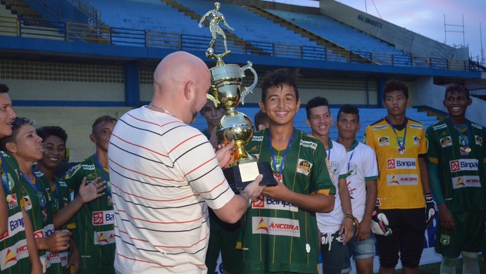 Tapajós conquista o Campeonato Santareno sub-17 pela primeira vez (Foto: Michael Douglas/GloboEsporte.com)