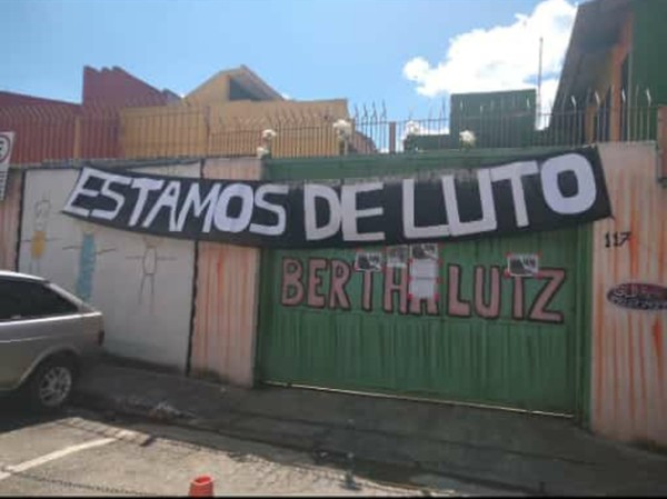 Nesta terça-feira (2), a fachada da escola Bertha Lutz, na Zona Norte de SP, lembrou o luto pela morte de uma professora por Covid-19 — Foto: Sindsep/Divulgação