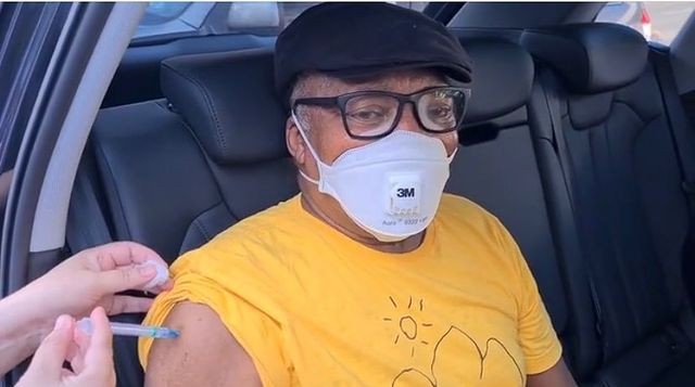 Milton Nascimento recebe dose da vacina contra a Covid-19 (Foto: reprodução/instagram)