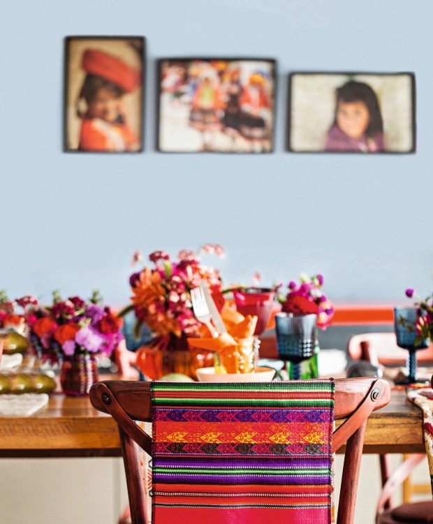 Multicolorida. Tapeçaria peruana na cadeira e fotos de crianças de Cusco decoram a parede do apartamento de Marisabel (Foto: Casa e Comida)