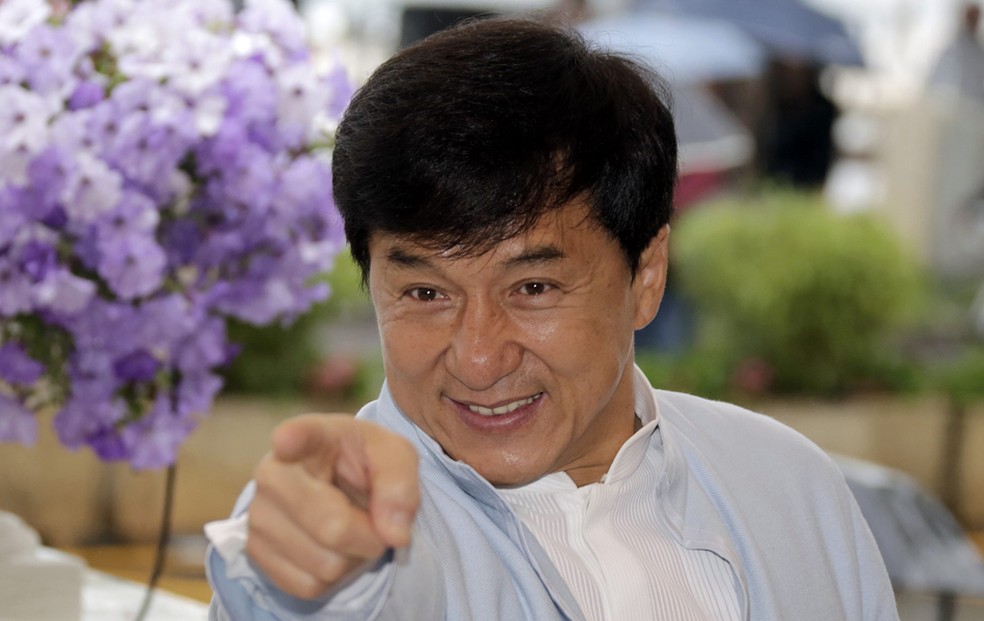 Jackie Chan sorri em chegada ao Festival de Cannes — Foto: Eric Gaillard/Reuters
