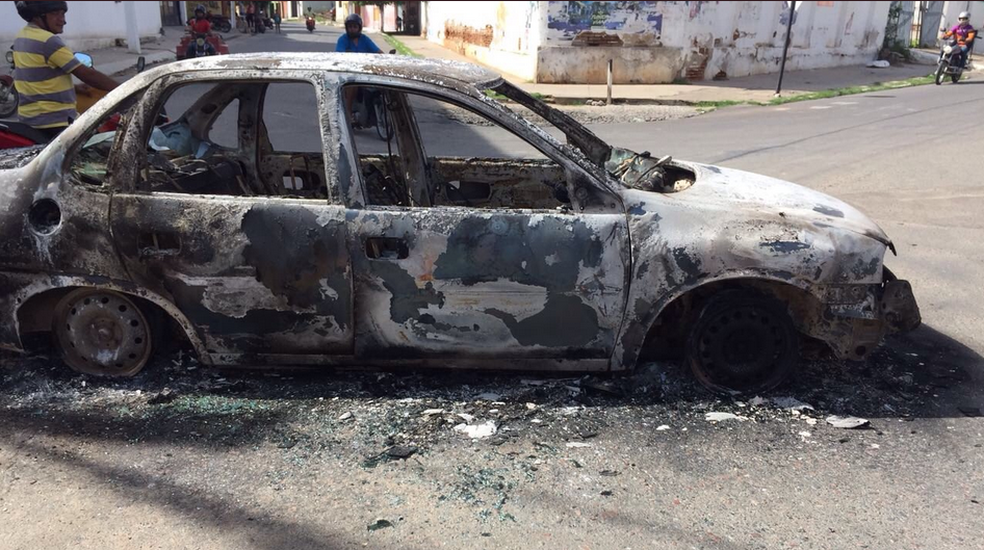 Na fuga, os bandidos explodiram um veículo entre as ruas Tabelião Francisco de Paula Lobo e João Pinto de Mesquita.  (Foto: Matheus Ferreira/TV Verdes Mares)