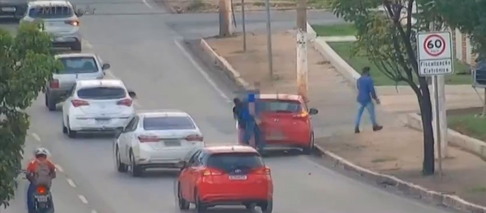 Câmeras flagram condutor de veículo abastecendo carro na avenida Miguel Sutil — Foto: TV Centro América