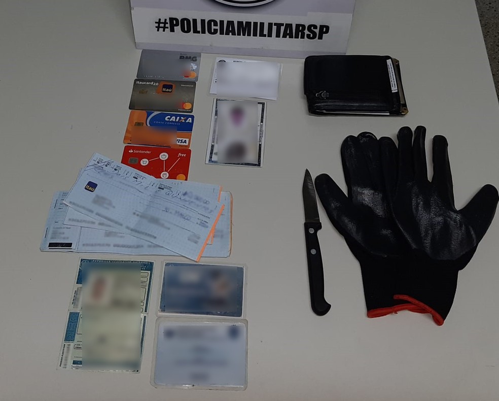 Faca, par de luvas e documentos falsos foram apreendidos com o homem — Foto: Polícia Militar