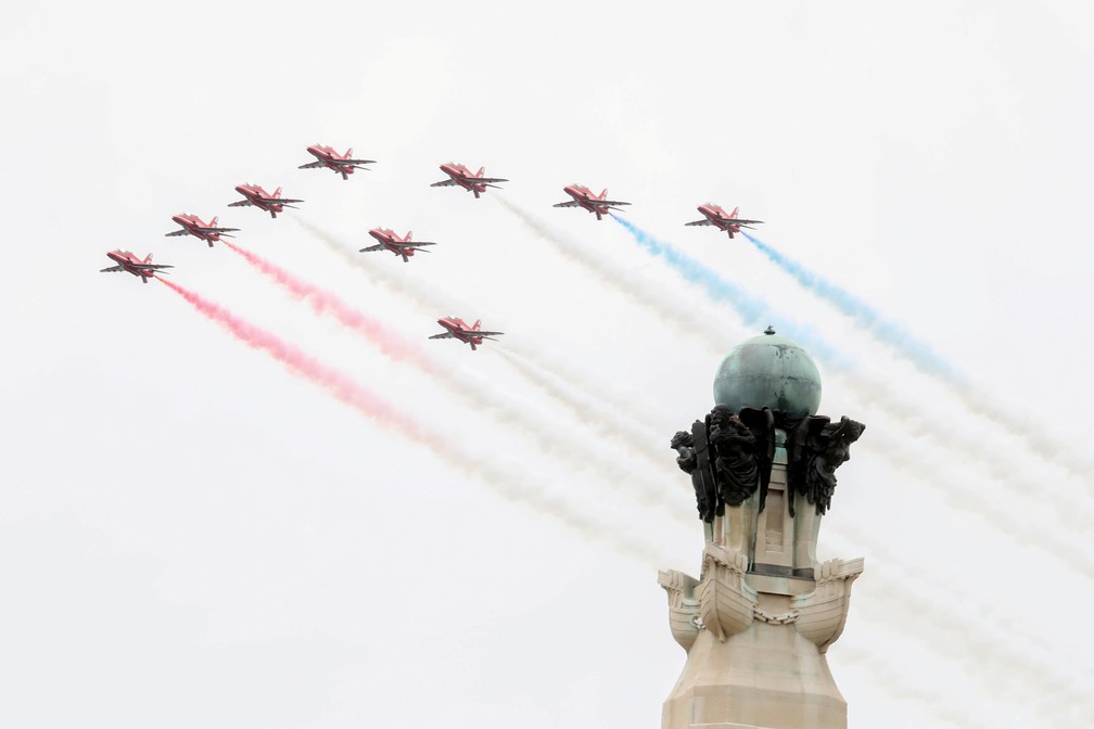 Equipe de acrobacia da Força Aérea Real Britânica faz apresentação em homenagem aos 75 anos do "Dia D" em Portsmouth, Inglaterra, nesta quarta-feira (5). — Foto: Chris Jackson/Pool via Reuters