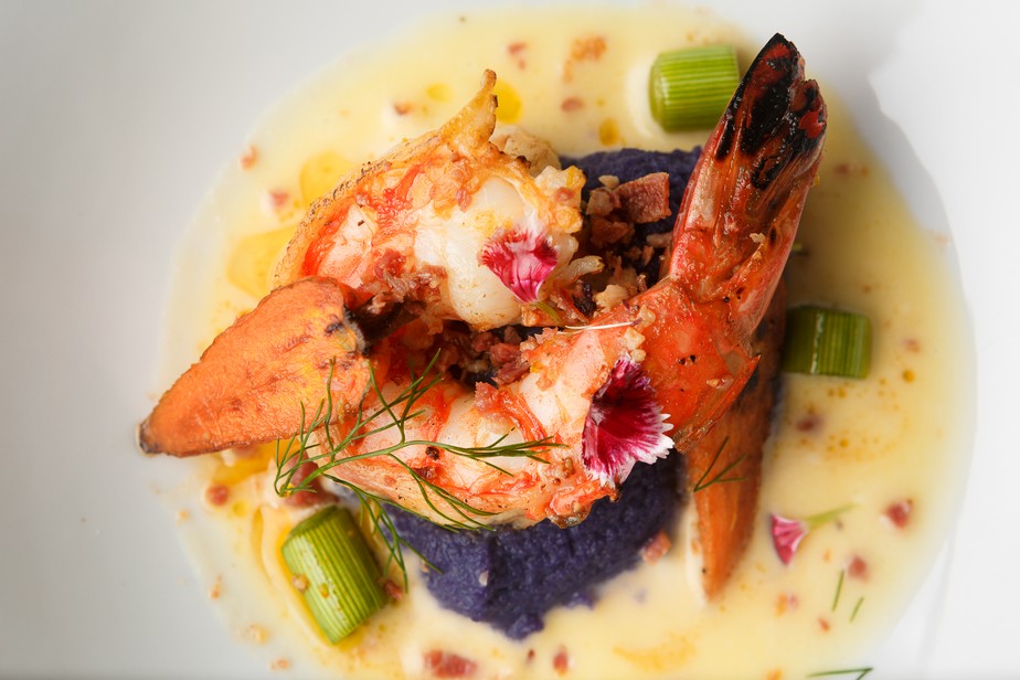 Bisque de Camarão, Farofa de Bacon e Purê de Couveflor com Minilegumes do Felipe Oliveira
