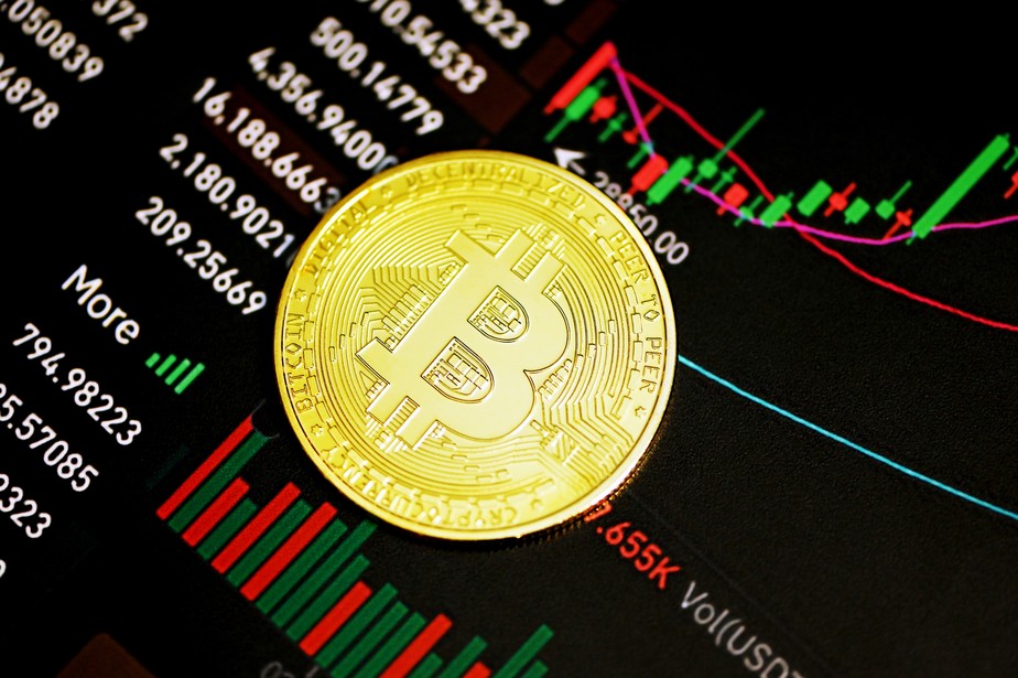 Bitcoin encontra resistência para avançar e analistas veem possível ‘estouro de volatilidade’ à frente