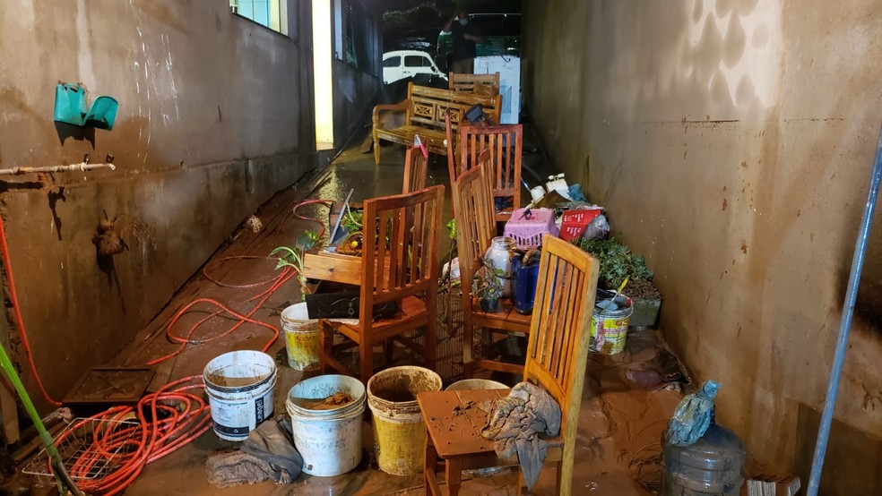Água invadiu a casa do Márcio, levando lama e arrastando móveis — Foto: Danilo Girundi/TV Globo