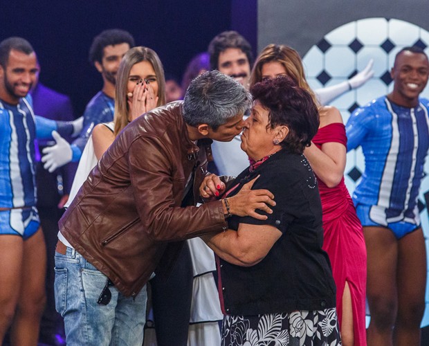 Otaviano Costa dá beijo em Dona Dulce (Foto: Artur Meninea / Gshow)