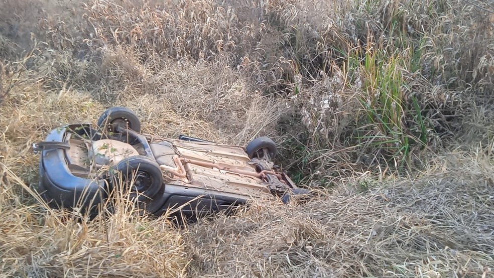 Após festa, carro superlotado capota e três jovens morrem — Foto: Jatobá/News