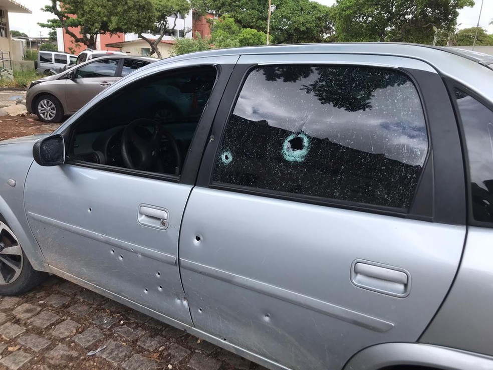 Carro ficou crivado de balas. Caso aconteceu no Alecrim — Foto: Geraldo Jerônimo/Inter TV Cabugi