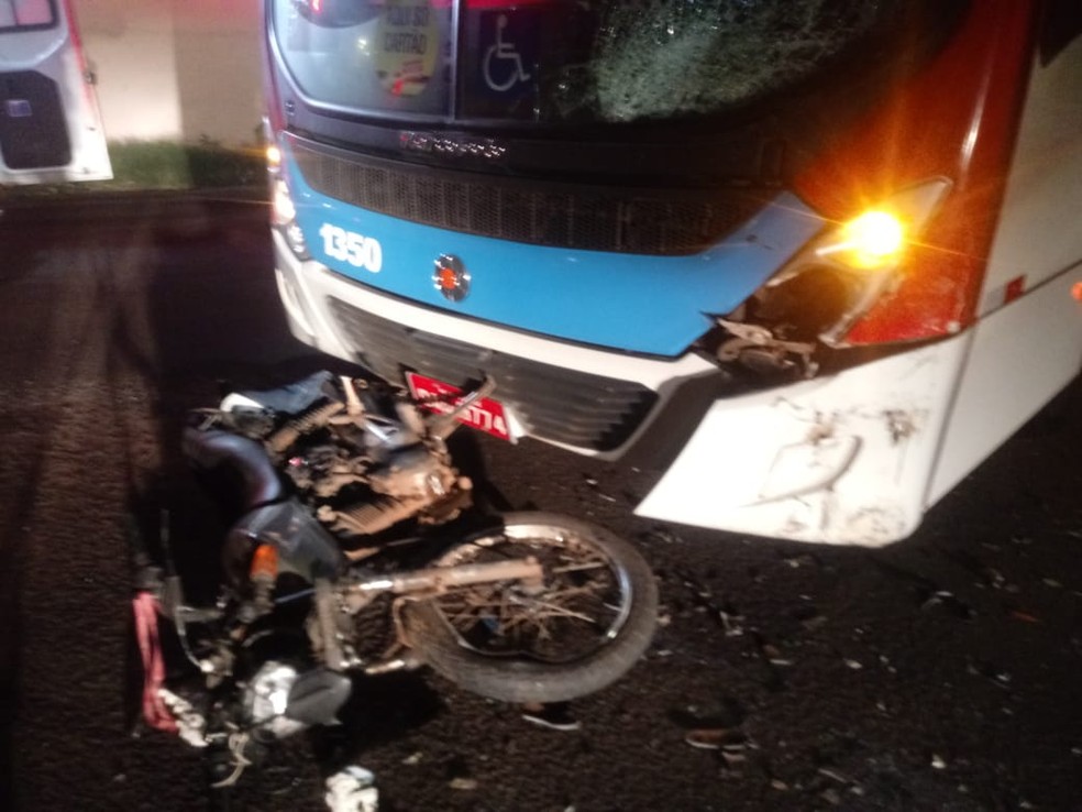  Colisão frontal entre ônibus e motocicleta deixa vítima fatal nesta terça-feira (31)  — Foto: Reprodução