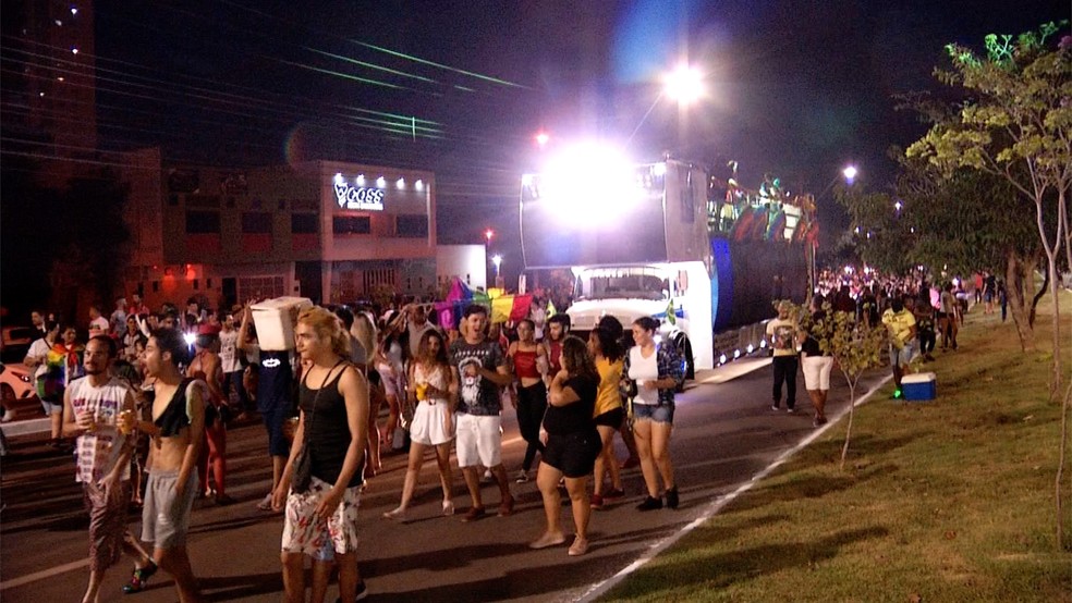 Participantes de Parada LGBTI saem pelas ruas da capital — Foto: Reprodução/TV Anhanguera