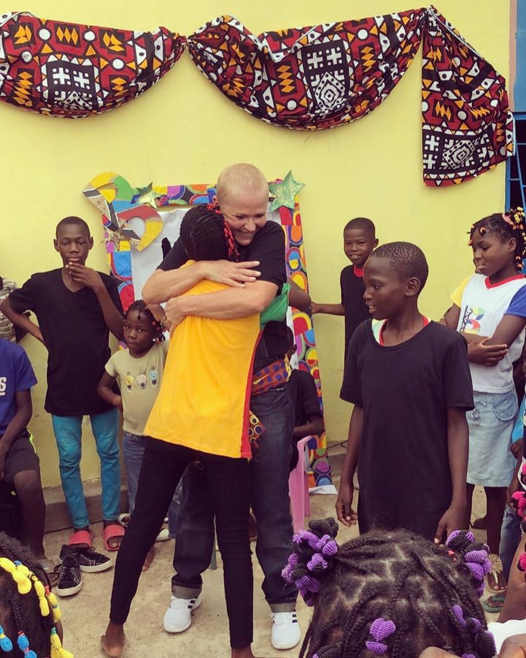 Xuxa e Sasha visitam comunidade na Angola (Foto: Reprodução/Instagram)
