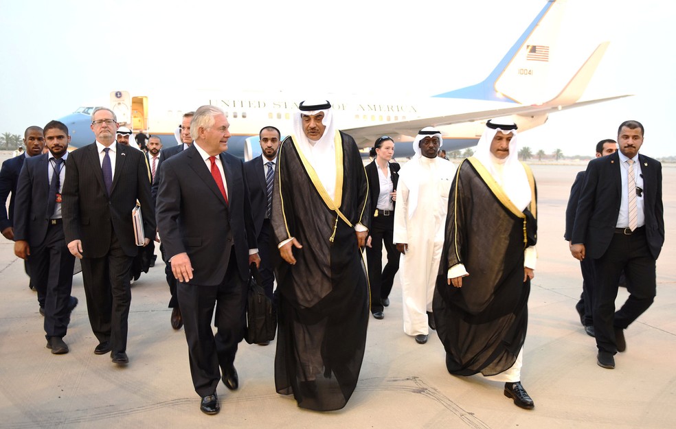 Secretário de Estado dos EUA, Rex Tillerson, é recepcionado no Kuwait pelo ministro de Relações Exteriores Sabah al-Khalid al-Sabah  (Foto: Kuwait News Agency (KUNA)/Handout via REUTERS)