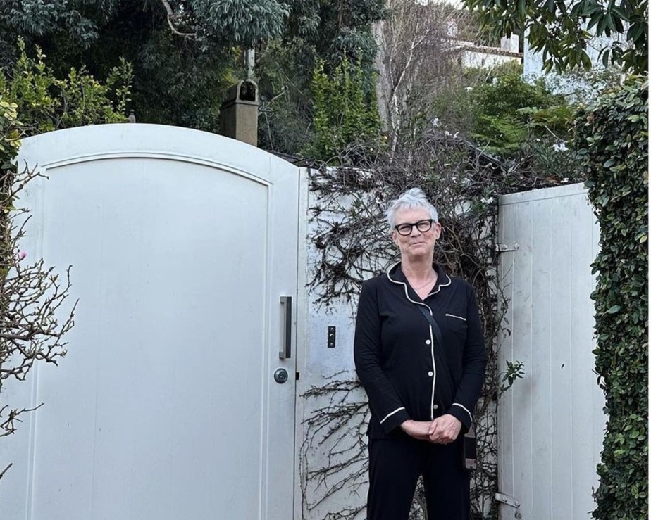 Jamie Lee Curtis posa no jardim da sua casa em Los Angeles