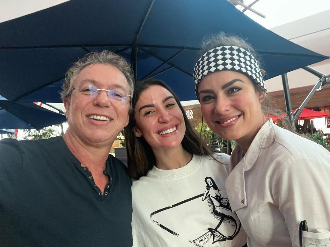 Boninho, Bianca Rosa e Heaven Delhaye posam juntos (Foto: Reprodução Instagram)