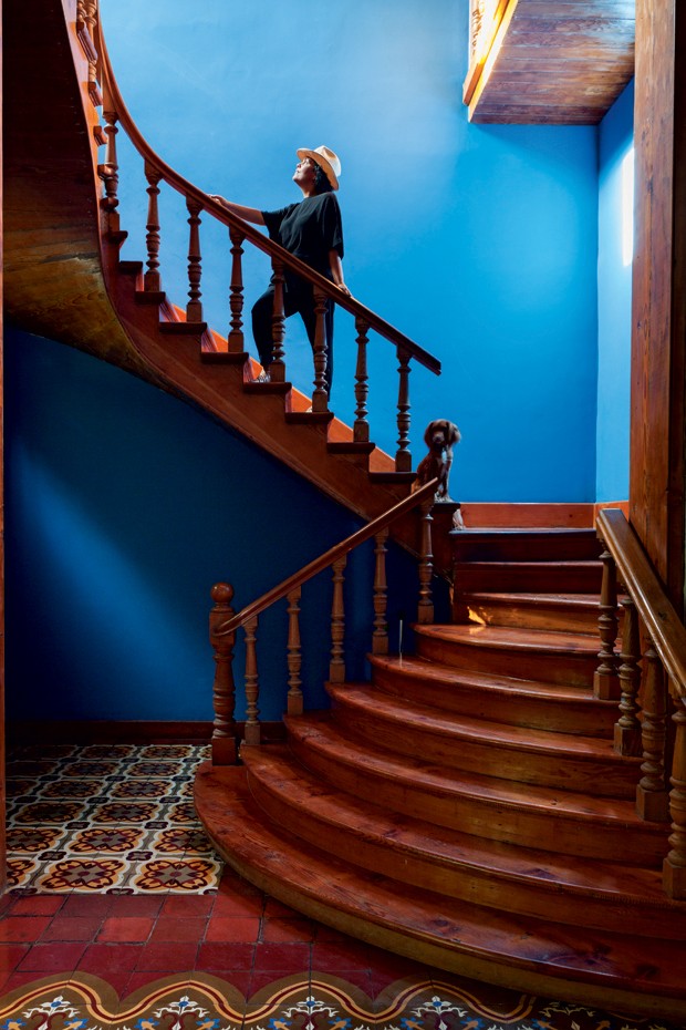 O primeiro impacto da casa de Cristina é a escadaria na entrada, destacada pela parede azul. (Foto: Lufe Gomes/Lufe by Lufe)