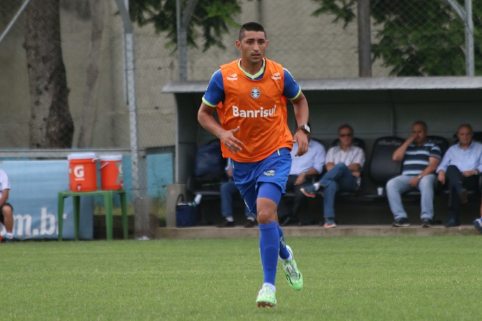 Com Alan Ruiz, reservas do Grêmio fazem coletivo contra garotos da base