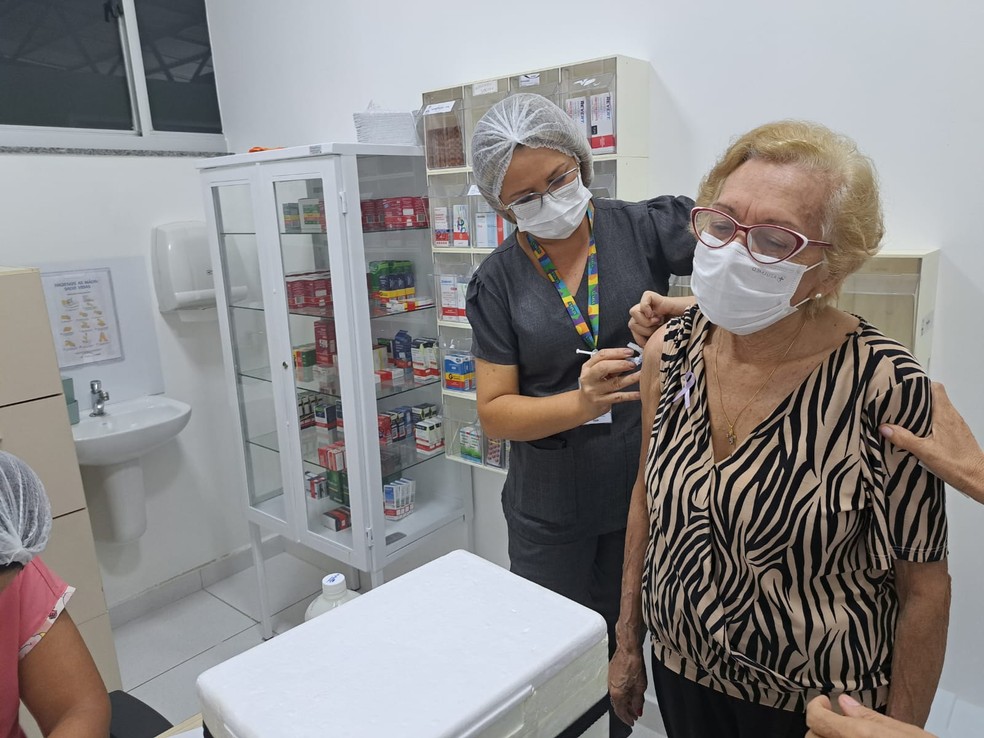 Vacina bivalente para idosos na Policlínica da Funati, em Manaus. — Foto: Divulgação/Semsa