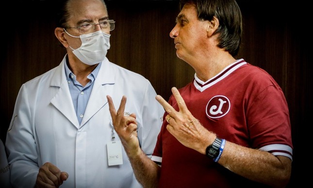 O presidente Jair Bolsonaro tenta explicar ao médico que dois mais dois são cinco