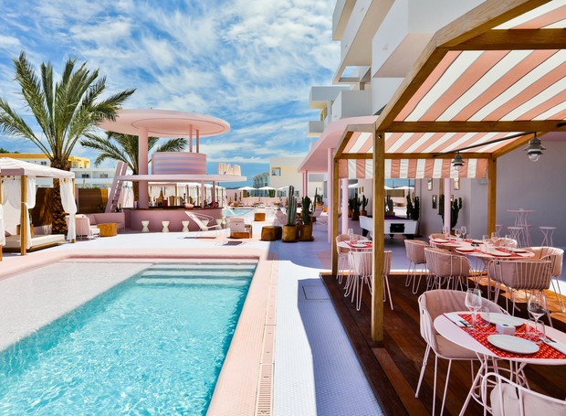 A área exterior é marcada pela escolha de azulejos rosa e roxos nos pisos que se estendem também nas piscinas (Foto: Adam Johnston/Archdaily)