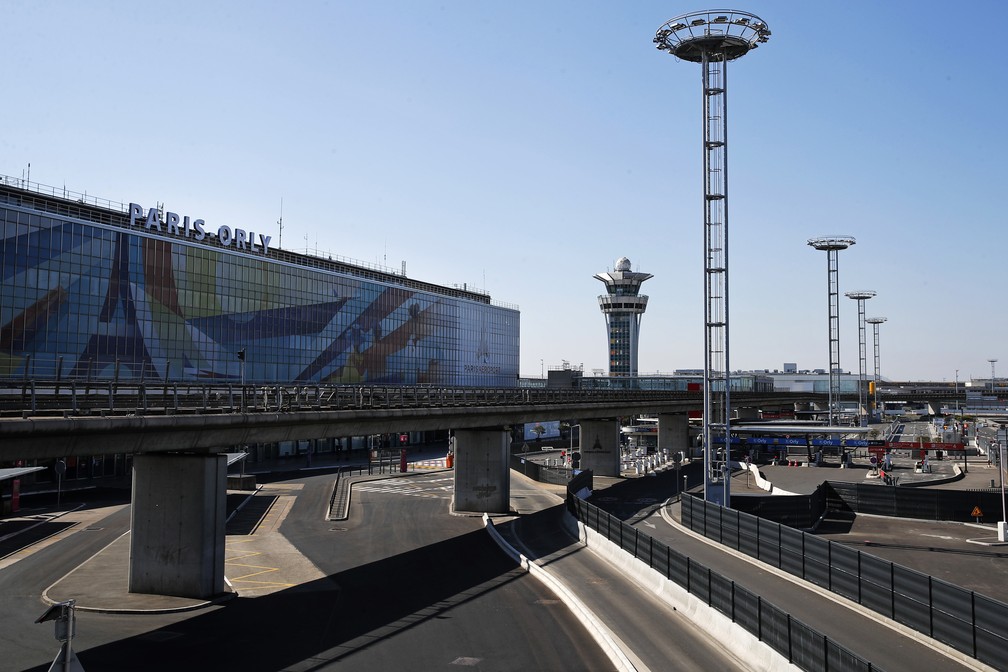 PARIS - Aeroporto internacional de Orly, em Paris, é visto vazio nesta quarta-feira (1º) — Foto: Francois Mori/AP