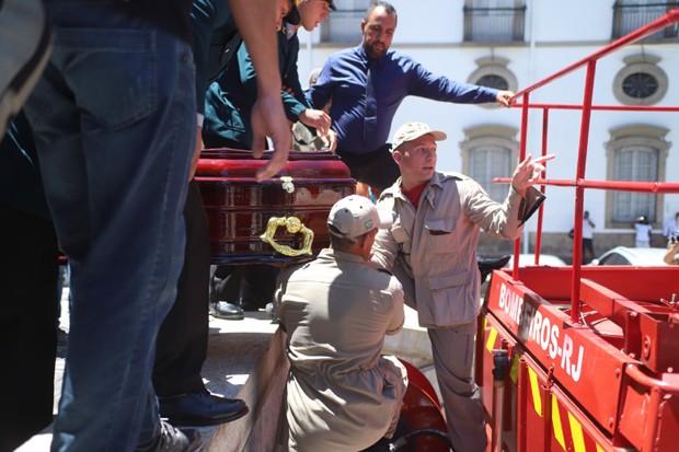 Corpo de Wagner Montes deixa a ALERJ, no Rio de Janeiro, em carro de bombeiro (Foto: Daniel Pinheiro/AgNews)