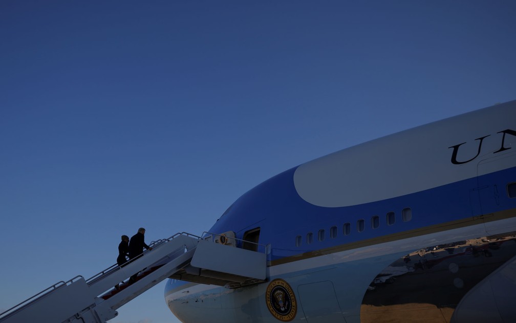Trump embarca no Air Force One pela última vez — Foto: Carlos Barria/Reuters