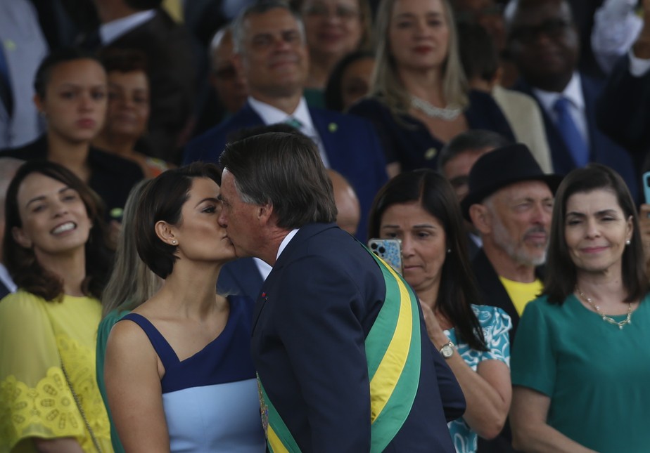 Presidente Jair Bolsonaro, beija a Primeira Dama Michelle Bolsonaro, durante o desfile de 7 de Setembro em Brasília