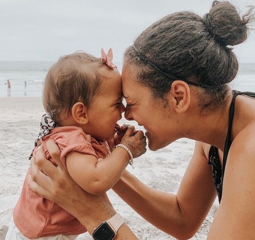Jasmin Miller compartilha nas redes sociais sua rotina como jovem mãe solteira (Foto: Reprodução/Instagram/Jasmin Miller)