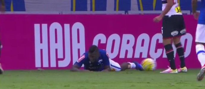 Riascos beija o chão e leva o lance mais bizarro do final de semana. Veja!