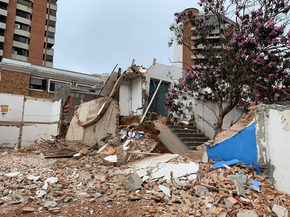 Muro caiu sobre casa e derrubou imóvel em Moema, na Zona Sul de São Paulo, com a família dentro — Foto: Arquivo pessoal/Clemente Gauer