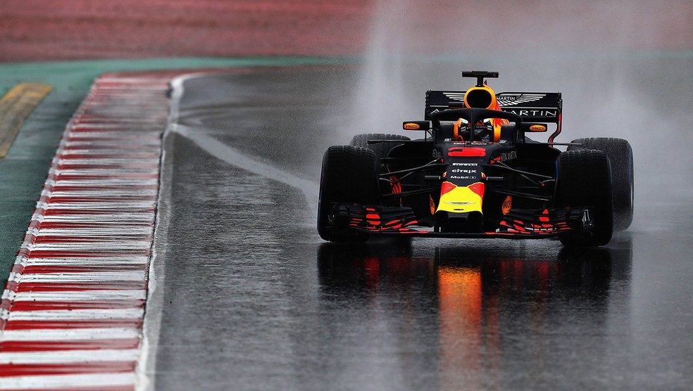Daniel Ricciardo em ação na pista molhada em Barcelona (Foto: Divulgação)