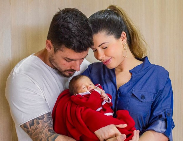 Cacau Colucci e Bruno Lima deixam maternidade com Arthur (Foto: Carla Garcia/Divulgação)