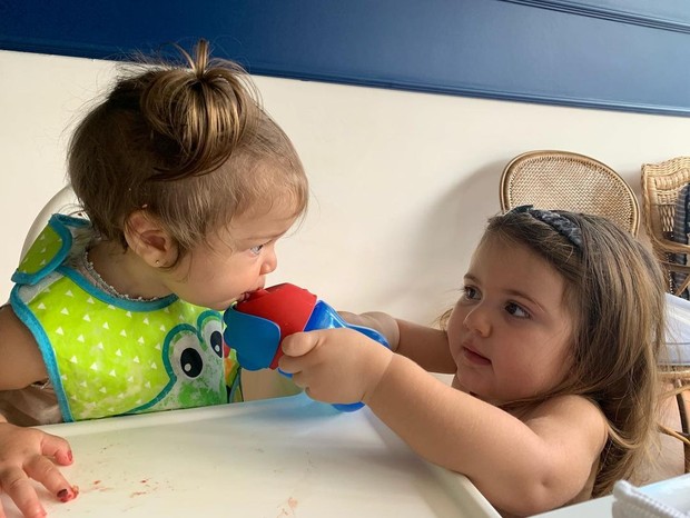 Laura Neiva é mãe de Maria, de um ano, e irmã de Teresa, de dois anos (Foto: reprodução/Instagram)