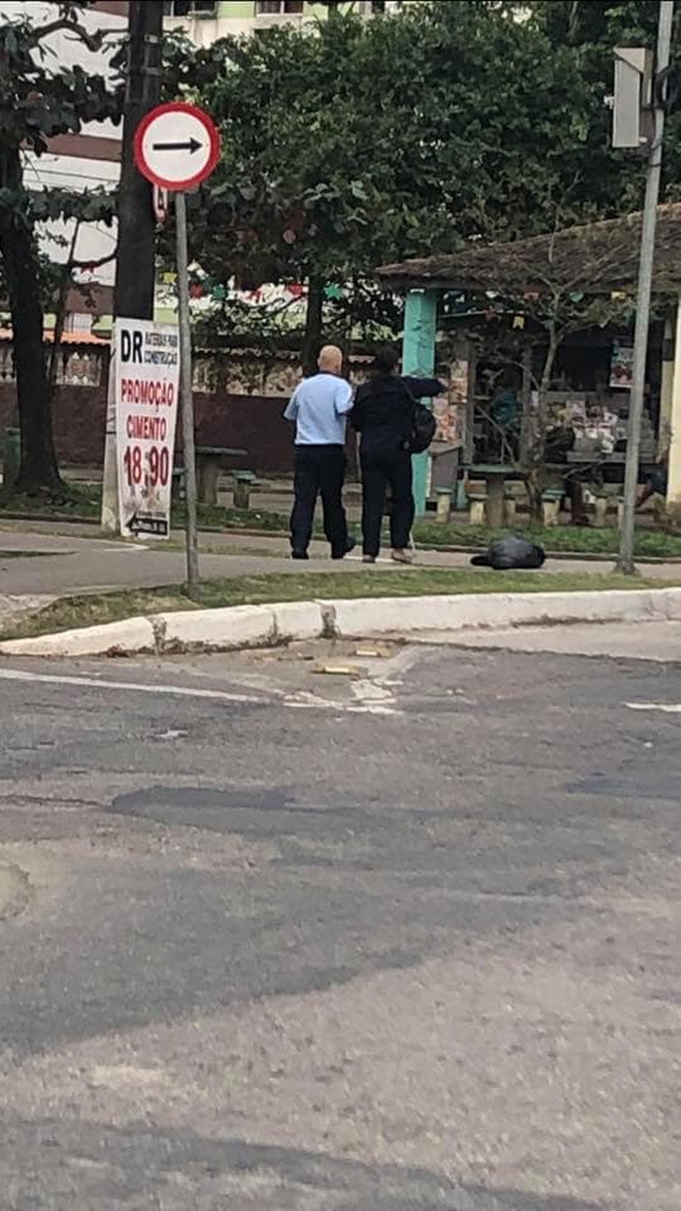 Motorista para ônibus em Santos, SP,  ajuda deficiente visual a atravessar e imagem repercute nas redes sociais  — Foto: Reprodução