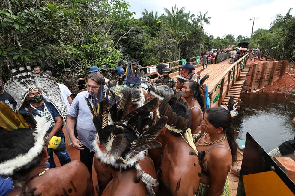Sem máscara, Bolsonaro se aglomera com indígenas na inauguração de ponte de madeira em São Gabriel da Cachoeira (AM). — Foto: Marcos Corrêa/PR
