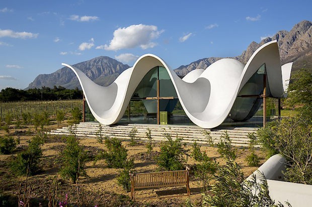 Capela com formato escultural imita curvas das montanhas (Foto: Divulgação)