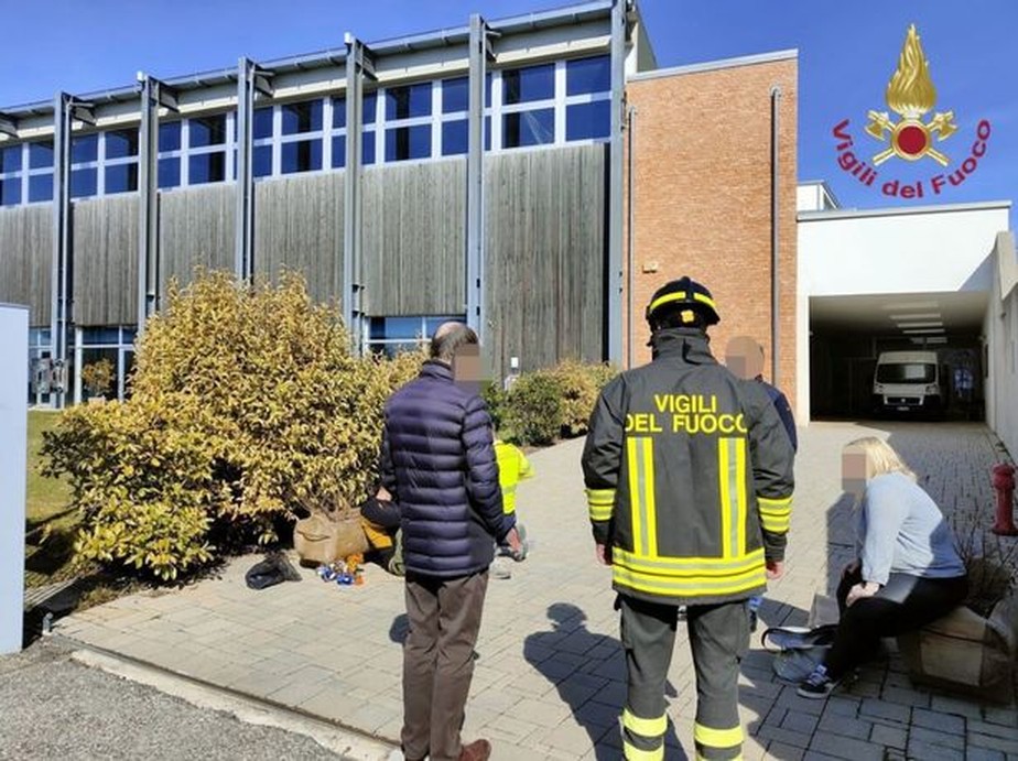 Equipe de emergência em centro esportivo na Itália onde 25 foram envenenados por gás cloro