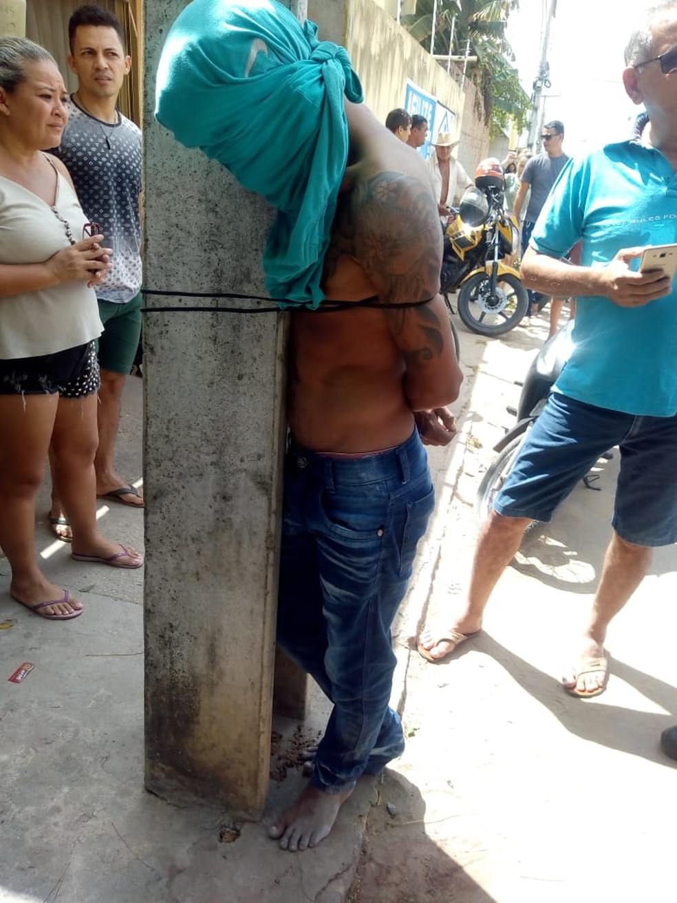 População amarra em poste suspeito de roubos na cidade de Pacajus, no Ceará. — Foto: Arquivo pessoal