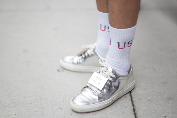 Sneaker no street style da semana de moda de NY (Foto: IMAXTREE)