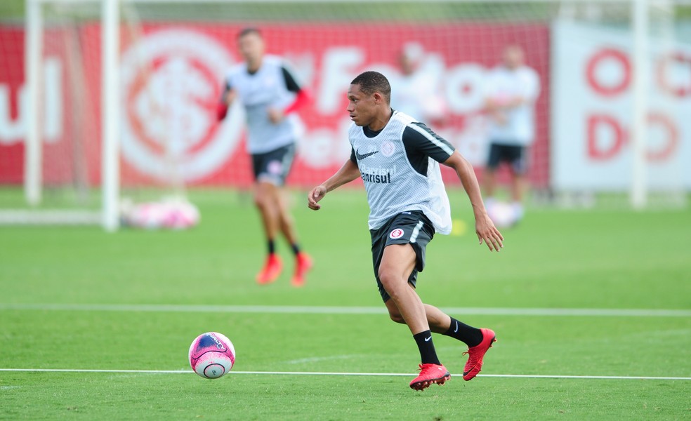 Hoje no Inter, Wellington Silva defendia o Levante à época (Foto: Ricardo Duarte / Internacional / Divulgação)