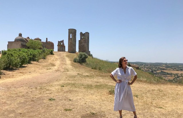 Camilla nas ruinas do castelo de Montemor, região de Évora (Foto: Reprodução/ Arquivo Pessoal)