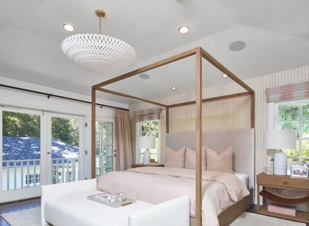 QUARTO | A cama com dossel é ponto chave no quarto extremamente charmoso e elegante (Foto: Reprodução / Pardee Properties)